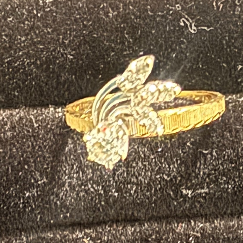 14 K. Diamond engaged ring.
